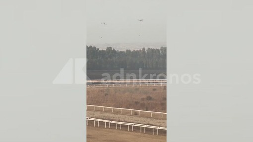Incendio nel cagliaritano, elicotteri in azione vicino a un ippodromo