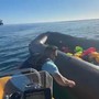 Buca il gommone dei migranti nel canale della Manica, il video del suprematista britannico Danny Tommo
