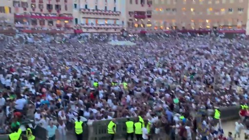 Palio di Siena, vince il Nicchio con il fantino Tittia: esplode la festa