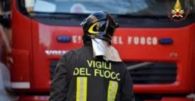 Fontanile, incendio sterpaglie fuori controllo: l'intervento di sei squadre e un elicottero dei vigili del fuoco