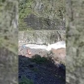 Alluvione in Nepal, operai di una diga rischiano di essere travolti dalla furia dell'acqua Alluvione in Nepal, operai di una diga rischiano di essere travolti dalla furia dell'acqua
