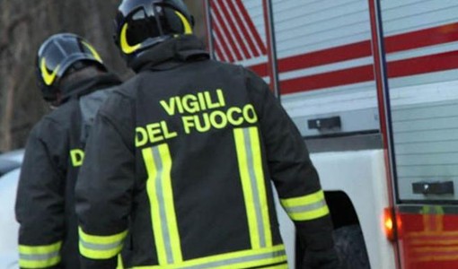 Incendio in via Bruno Buozzi: distrutti mansarda e tetto di un edificio