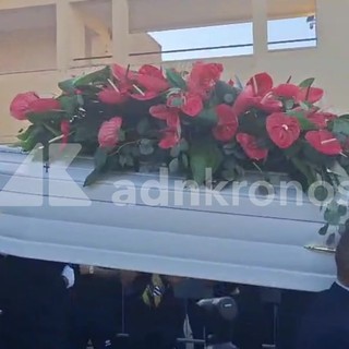 Funerali Lorena Isceri, l'uscita del feretro tra applausi e palloncini in cielo