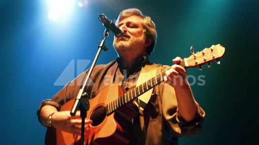 Vannacci celebra Guccini e canta "L'avvelenata" Vannacci celebra Guccini e canta "L'avvelenata"