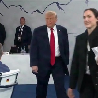 G7, Trump arriva per ultimo alla riunione dei leader: "Sono il boss" G7, Trump arriva per ultimo alla riunione dei leader: "Sono il boss"