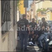 Zaino abbandonato davanti all'Adnkronos, scatta l'allarme bomba Zaino abbandonato davanti all'Adnkronos, scatta l'allarme bomba