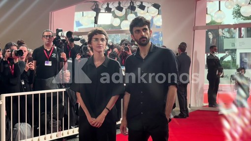 Venezia 83, i registi del documentario "Naza" accolti dal coro "Free Palestine" Venezia 83, i registi del documentario "Naza" accolti dal coro "Free Palestine"
