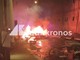 Caso Fakir, guerriglia a Bologna: barricate, lacrimogeni e auto in fiamme Caso Fakir, guerriglia a Bologna: barricate, lacrimogeni e auto in fiamme