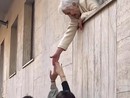 Vittoria Bruno affacciata alla finestra della propria casa, immagine tratta da un reel Instagram Vittoria Bruno affacciata alla finestra della propria casa, immagine tratta da un reel Instagram