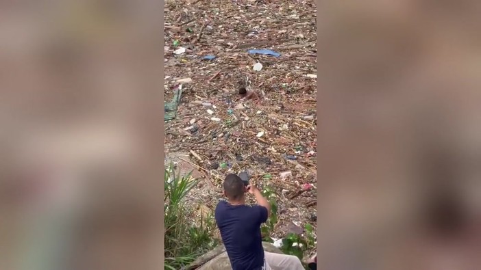 Bambino nuota tra i detriti in Nepal, le persone riprendono la scena invece di aiutarlo Bambino nuota tra i detriti in Nepal, le persone riprendono la scena invece di aiutarlo