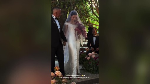 Aurora Ramazzotti si sposa, il video dell'ingresso con papà Eros