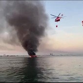 Yacht in fiamme a Jesolo, l'intervento dei vigili del fuoco in elicottero Yacht in fiamme a Jesolo, l'intervento dei vigili del fuoco in elicottero