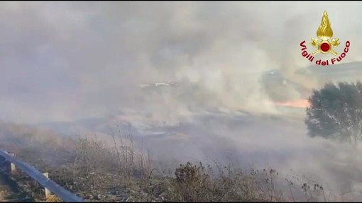 Incendio a Brindisi, a fuoco vasta area sterpaglie e canneto in zona industriale