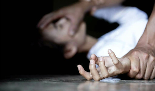 Violenze e manipolazioni: in tribunale ad Asti nuove testimonianze contro l’uomo che abusò della figlia della compagna