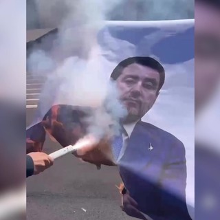 Bruciano manifesto con il volto di Salvini, la protesta degli studenti alla Sapienza Bruciano manifesto con il volto di Salvini, la protesta degli studenti alla Sapienza