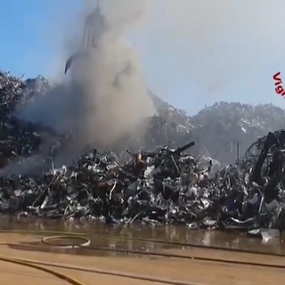 Venezia, a Porto Marghera cumuli di rottami metallici prendono fuoco per il caldo estremo