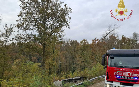 Furgone fuori strada a Villafranca d’Asti: si ribalta in una scarpata