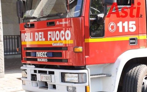 Camper in fiamme in via Pasolini, distrutto il veicolo e danneggiata una palazzina