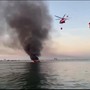 Yacht in fiamme a Jesolo, l'intervento dei vigili del fuoco in elicottero