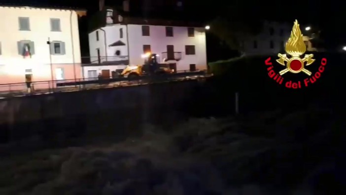 Maltempo a Bergamo, campeggio evacuato per rischio frane ed esondazione Maltempo a Bergamo, campeggio evacuato per rischio frane ed esondazione
