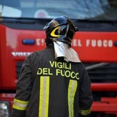 Asti, cestino dell'immondizia a fuoco davanti al mercato coperto Asti, cestino dell'immondizia a fuoco davanti al mercato coperto