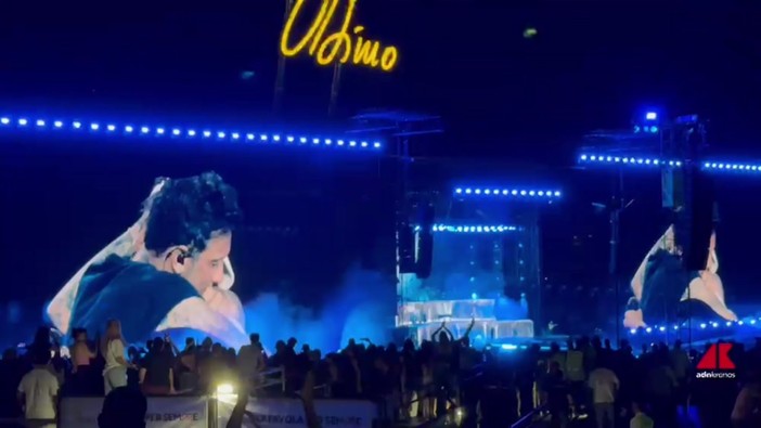 L'abbraccio tra due generazioni, Moro e Ultimo emozionano Tor Vergata L'abbraccio tra due generazioni, Moro e Ultimo emozionano Tor Vergata