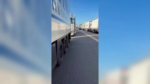 Sciopero autotrasportatori, le immagini dalla Calabria dei camion fermi in strada Sciopero autotrasportatori, le immagini dalla Calabria dei camion fermi in strada