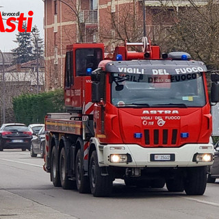 Guasto al treno, passeggeri costretti a una "passeggiata" sui binari a Nizza Monferrato
