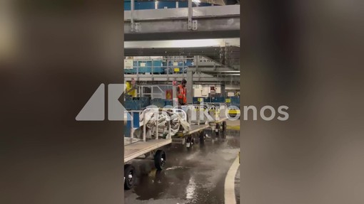 Piove dentro l'aeroporto di Malpensa, i video dell'acqua vicino alle aree bagagli