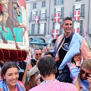 Federico Arri, pochi momenti dopo la vittoria, alla cerimonia della bandiera (Merphefoto)