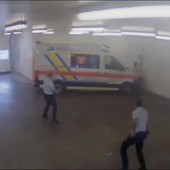 Spari contro fuggitivo al pronto soccorso di Prato, il filmato: dall'attacco con l'estintore alla fuga in manette
