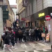 Milano, ancora caos: disordini e saccheggi, auto 'saltate' nella fuga