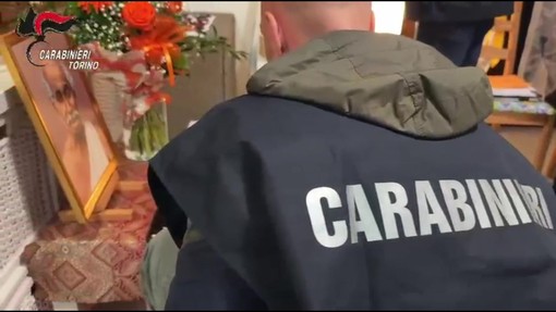 Pseudo setta con abusi sessuali e riduzione in schiavitù nel Torinese, carabinieri nella sede Pseudo setta con abusi sessuali e riduzione in schiavitù nel Torinese, carabinieri nella sede