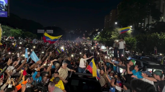 Machado torna in Venezuela dopo un anno di esilio, ad accoglierla una folla oceanica Machado torna in Venezuela dopo un anno di esilio, ad accoglierla una folla oceanica
