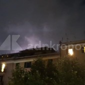 Tempesta di fulmini su Roma, le immagini del cielo illuminato a giorno