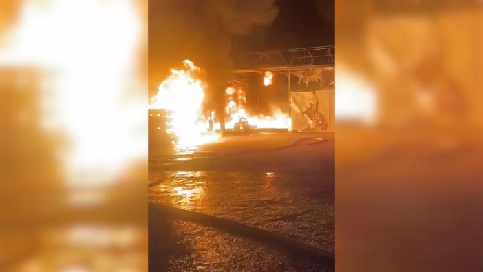 A fuoco un capannone a Napoli, vigili del fuoco in azione A fuoco un capannone a Napoli, vigili del fuoco in azione