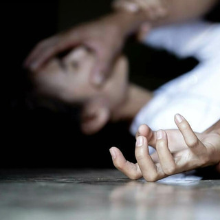 Violenze e manipolazioni: in tribunale ad Asti nuove testimonianze contro l’uomo che abusò della figlia della compagna