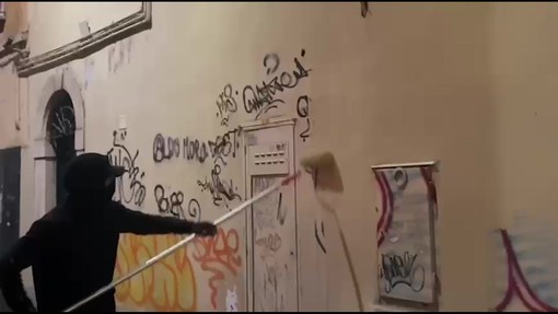 Il "giustiziere" anti-writer, Ghost Pitur in azione mentre ripulisce i muri imbrattati