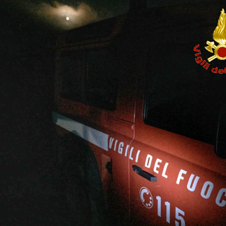 Incendio rotoballe a Cellarengo, solo a mezzanotte domate le fiamme