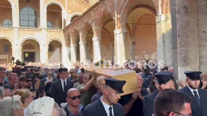 Funerali don Mazzi, l'uscita del feretro sulle note di "Io vagabondo"