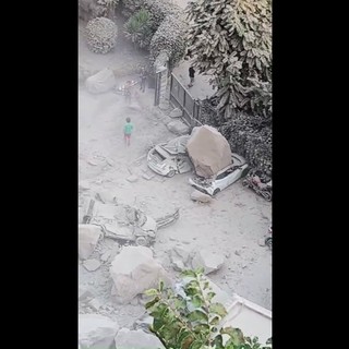 Terremoto a Pozzuoli, il costone crolla e travolge le auto