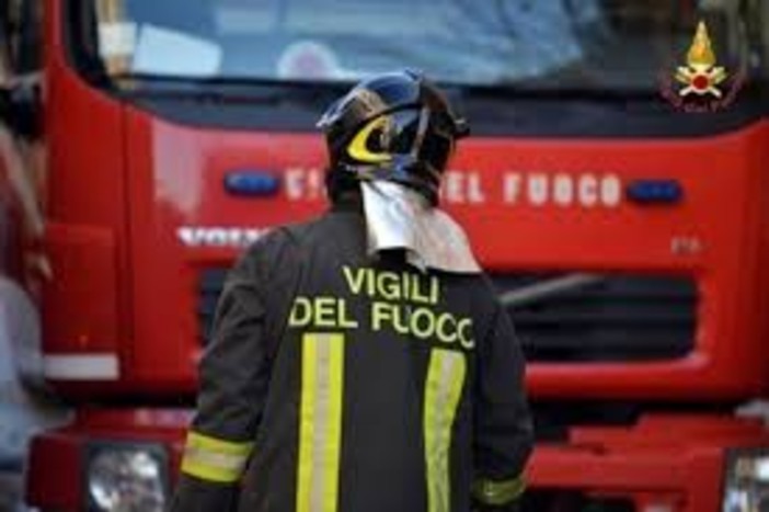 Fontanile, incendio sterpaglie fuori controllo: l'intervento di sei squadre e un elicottero dei vigili del fuoco Fontanile, incendio sterpaglie fuori controllo: l'intervento di sei squadre e un elicottero dei vigili del fuoco