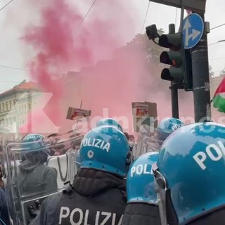 A Torino cori e fumogeni al presidio contro Vannacci: "Vattene"