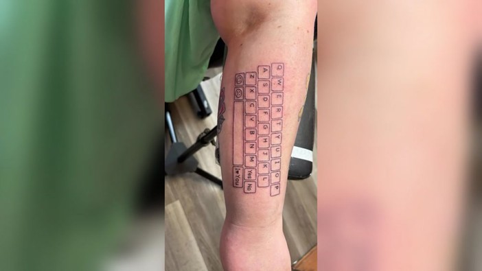 Una tastiera tatuata sul braccio, l'idea geniale di una mamma per parlare con il figlio autistico Una tastiera tatuata sul braccio, l'idea geniale di una mamma per parlare con il figlio autistico