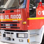 Tenta di darsi fuoco davanti al palazzo della Provincia: salvato dai vigili del fuoco