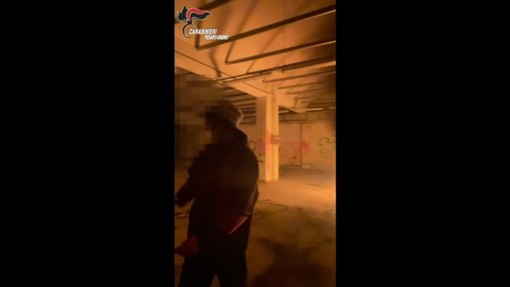 Fabbricavano molotov e le testavano in un capannone, perquisizioni e sequestri a quattro giovanissimi