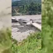 Alluvione in Nepal, la forza dell'acqua abbatte un ponte e spazza via le case