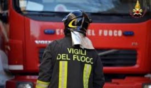 Fontanile, incendio sterpaglie fuori controllo: l'intervento di sei squadre e un elicottero dei vigili del fuoco Fontanile, incendio sterpaglie fuori controllo: l'intervento di sei squadre e un elicottero dei vigili del fuoco