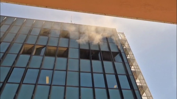 Palermo, incendio nella sede Rai: redazione evacuata Palermo, incendio nella sede Rai: redazione evacuata