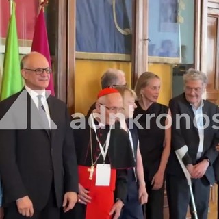 La strana coppia, Sharon Stone e Romano Prodi in Campidoglio tra sorrisi e complicità